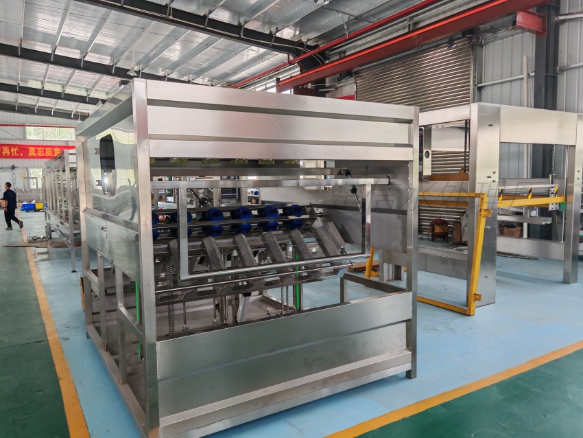 Dây chuyền chiết rót nước suối đóng bình tự động hoàn toàn: So sánh cấu hình xử lý – kiểm soát vi sinh & giữ khoáng cho