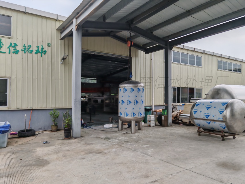 Dao động vi sinh nước suối và khử trùng: Chẩn đoán rủi ro và cấu hình dây chuyền chiết rót