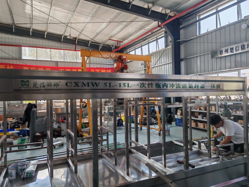 Phân chia khu vực thùng mới và thùng tái sử dụng trong dây chuyền chiết rót nước đóng bình: Giải pháp ngăn ngừa nhiễm ch