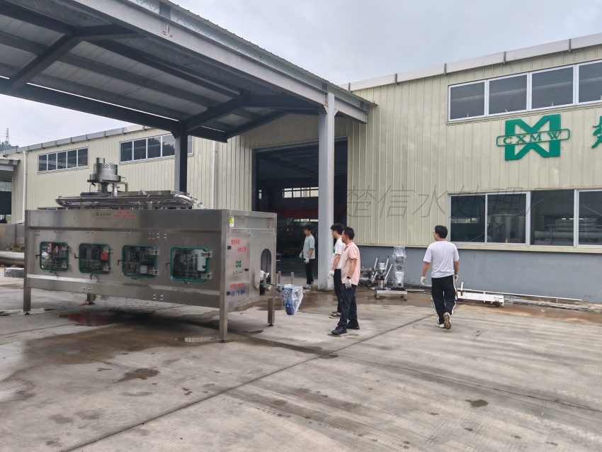 Máy đóng bao tự động cho nước đóng chai: 4 tiêu chí kỹ thuật để đảm bảo ổn định sản xuất