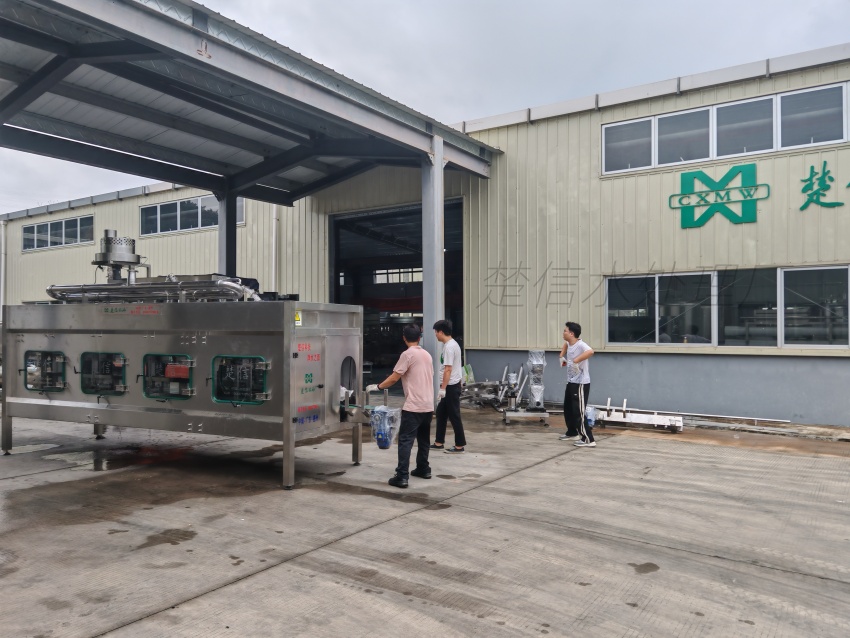 So Sánh Công Nghệ Tiền Xử Lý: Khi Nào Dây Chuyền Chiết Rót Nước Suối Đóng Bình Cần Giữ Khoáng Thay Vì Khử Muối?